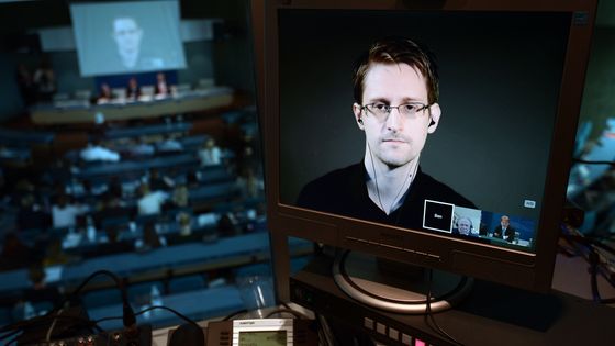 Vidéo de l’ancien consultant de la NSA Edward Snowden au Conseil de l’Europe à Strasbourg, au cours d’une conférence sur l’amélioration de la protection des lanceurs d’alerte, le 23 juin 2015. ©AFP - FREDERICK FLORIN