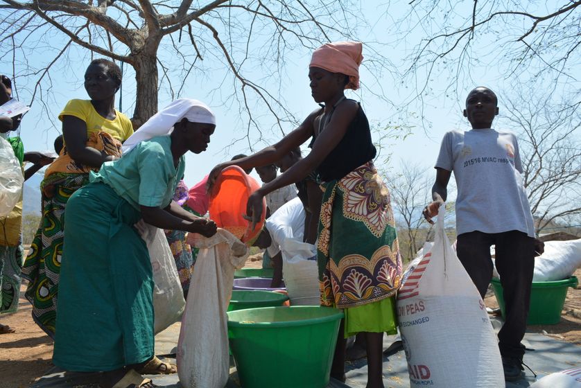 Distribution d'aide humanitaire par l'ONG Care dans le sud du Malawi