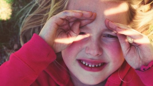 Elle poursuit ses parents pour avoir posté des photos d’elle sur Facebook !