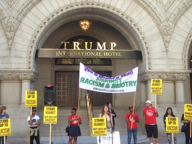 Des manifestants anti-Trump se sont rassemblés devant le nouvel hôtel