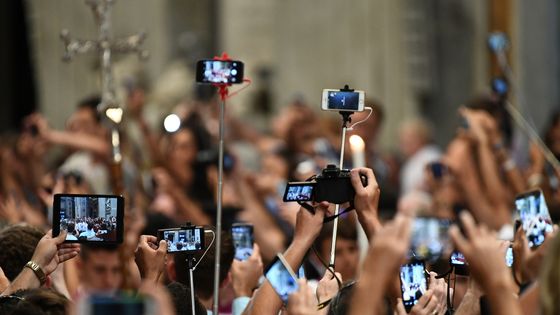 Smartphone lors de la prise de parole du Pape au Vatican ©AFP - VINCENZO PINTO