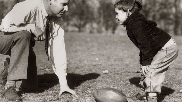Père et fils jouent au rugby