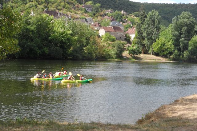 Canoë devant la plage et Mézels