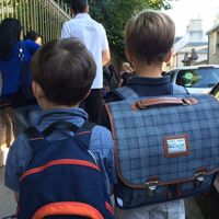 Enfants devant une école (illustration)