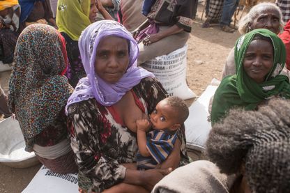 Des Éthiopiens attendent de la nourriture devant un centre d'aide Des Éthiopiens attendent de la nourriture devant un centre d'aide