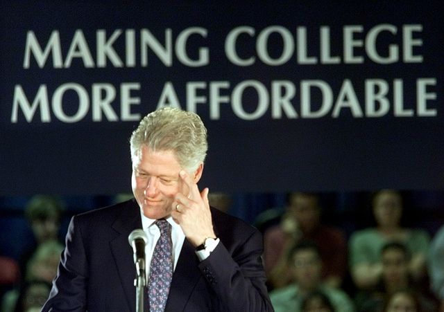 USA 2016 : Bill Clinton en meeting en 2000 sur le coût des études