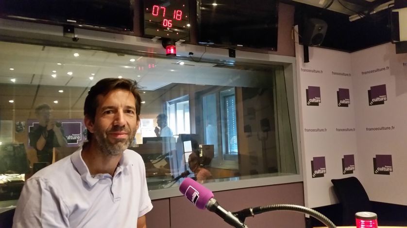 Antoine Bello, écrivain dans le studio de France Culture après son billet