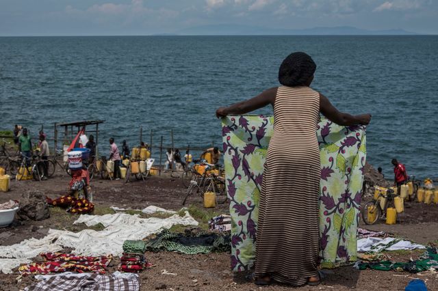 Une femme pose un linge à sécher sur la "People Beach" le long du lac Kivu à Goma (République démocratique du Congo).