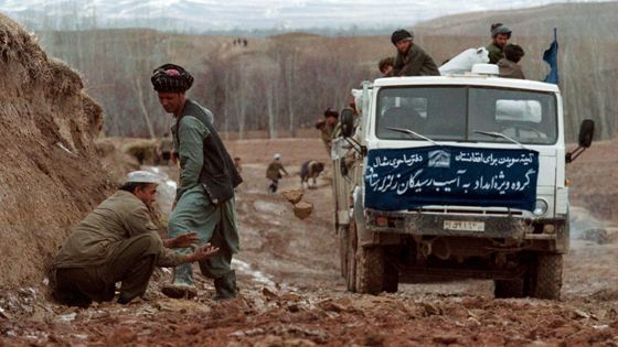 1998 : un convoi humanitaire tente d'avancer sur une chemin boueux, dans l'hiver afghan, après un tremblement de terre ©Reuters - Reuters Photographer
