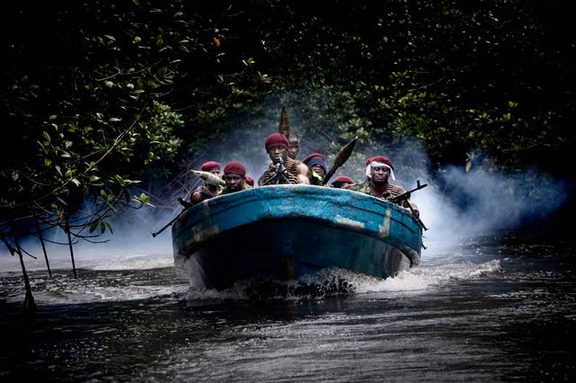 Nigéria, juillet 2009 - Les militants MEND (Mouvement pour l’Emancipation du Delta du Niger) sous le commandement de Tom Atteke reviennent d’une opération contre une plateforme pétrolière vers leur camp caché dans la mangrove du delta du Niger.