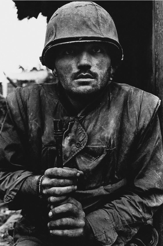 Hué, Vietnam du Sud, février 1968 Soldat américain en état de choc, attendant son transport à l’arrière durant l’offensive du Têt