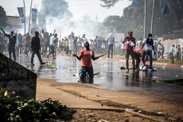 Un manifestant prie dans la rue, pendant les affrontements