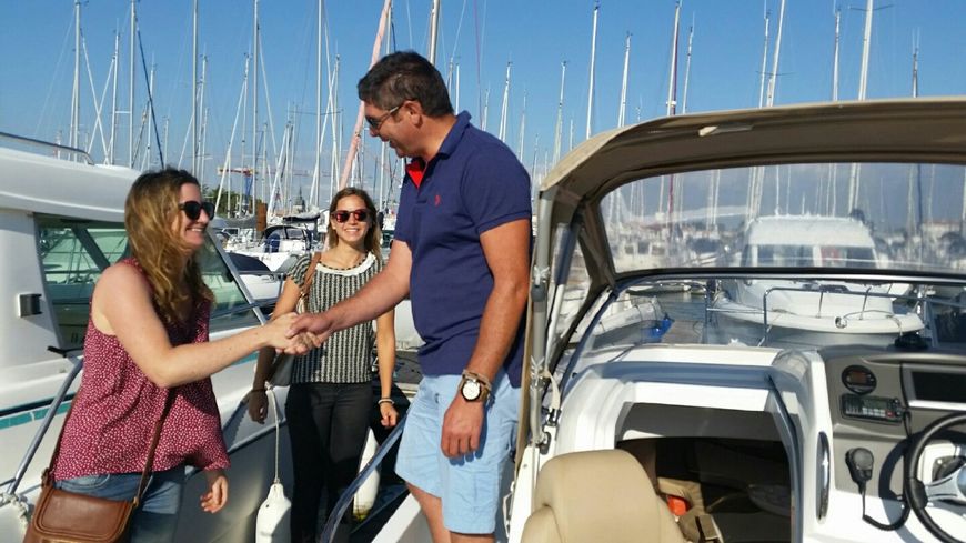 Grâce à Share My Sea, Amandine et Maëva embarquent sur le bateau de Jérôme pour 5€ par personne