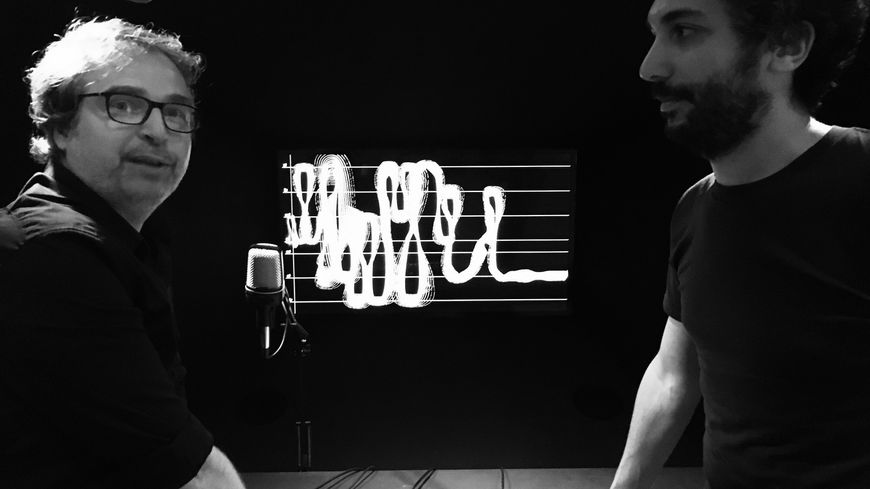 Jean-Yves Leloup et Jonathan Fitoussi devant un vocodeur