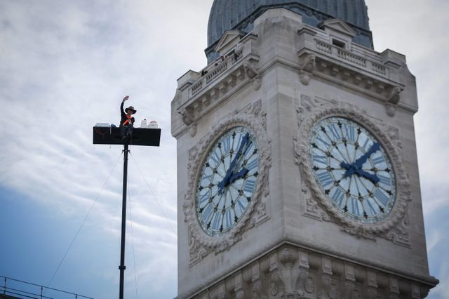 Abraham Poincheval s'est installé au sommet de ce mât de 20 mètres lundi