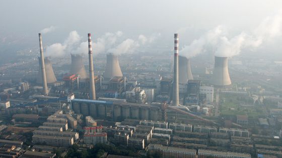 An aerial view shows a coal-burning power plant on the outskirts of Zhengzhou, Henan province, China, August 28, 2010. REUTERS/Stringer/File Photo CHINA OUT. NO COMMERCIAL OR EDITORIAL SALES IN CHINA ©Reuters - Donald Chan/REUTERS