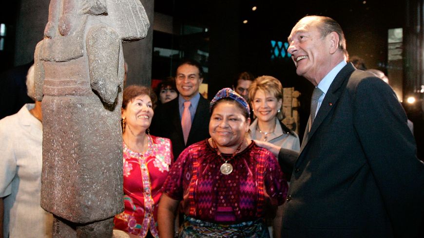 Jacques Chirac aux côtés de Rigoberta MenchuTum, Prix Nobel de la Paix en 1992, lors de l'inauguration du musée du Quai Branly, le 20 juin 2006