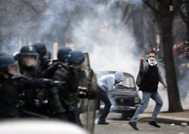 face-à-face violent entre CRS et casseurs aux Invalides, en marge de la manifestation anti-CPE du 23/03/2016
