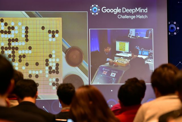 Images du 3e match de la Google DeepMind Défi match entre Lee Se-Dol, l'un des plus grands joueurs modernes de l'ancien jeu de société Go et le AlphaGo supercalculateur Google développé dans un hôtel à Séoul le 12 Mars, 2016.