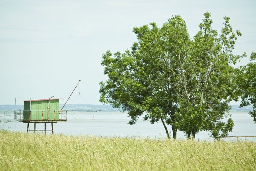 Cabane de pêcheur au bord de l'eau