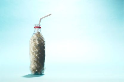 Bouteille de boisson gazeuse remplie de cubes de sucre Bouteille de boisson gazeuse remplie de cubes de sucre