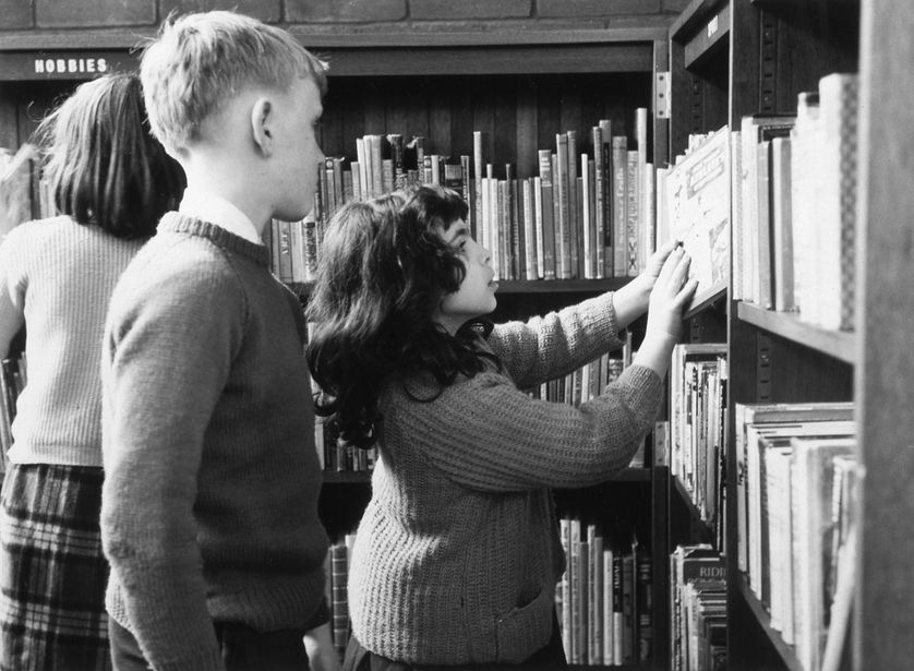 Elèves à la bibliothèque