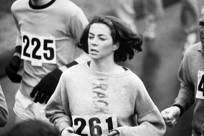 Marathon de Boston : Kathrine Switzer (numéro 261) en action lors de la course, le 19 avril 1967. Les femmes n'étaient pas officiellement inclues dans la course jusqu'en 1972. Marathon de Boston : Kathrine Switzer (numéro 261) en action lors de la course, le 19 avril 1967. Les femmes n'étaient pas officiellement inclues dans la course jusqu'en 1972.