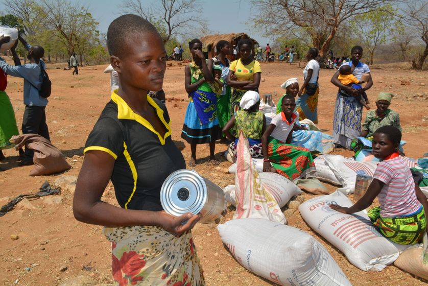 Distribution d'aide humanitaire par l'ONG Care dans le sud du Malawi