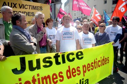 Manifestation de soutien devant le tribunal des affaires de sécurité sociale à Saint-Brieuc à Stéphane Rouxel et Laurent Guillou anciens salariés de Nutréa-Triskalia intoxiqués à Plouisy, en 2009, par l'insecticide Nuvan Total, interdit à la vente Manifestation de soutien devant le tribunal des affaires de sécurité sociale à Saint-Brieuc à Stéphane Rouxel et Laurent Guillou anciens salariés de Nutréa-Triskalia intoxiqués à Plouisy, en 2009, par l'insecticide Nuvan Total, interdit à la vente