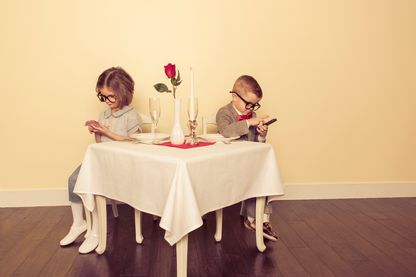 Un jeune garçon et une jeune fille préfèrent vraiment jouer avec leurs appareils mobiles que d'être avec l'autre. Un jeune garçon et une jeune fille préfèrent vraiment jouer avec leurs appareils mobiles que d'être avec l'autre.