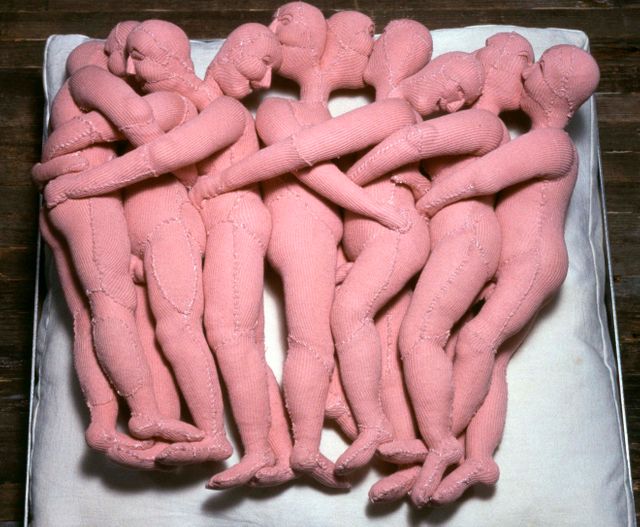 "Seven in bed" (Sept dans le lit), sculpture de Louise Bourgeois (2001)