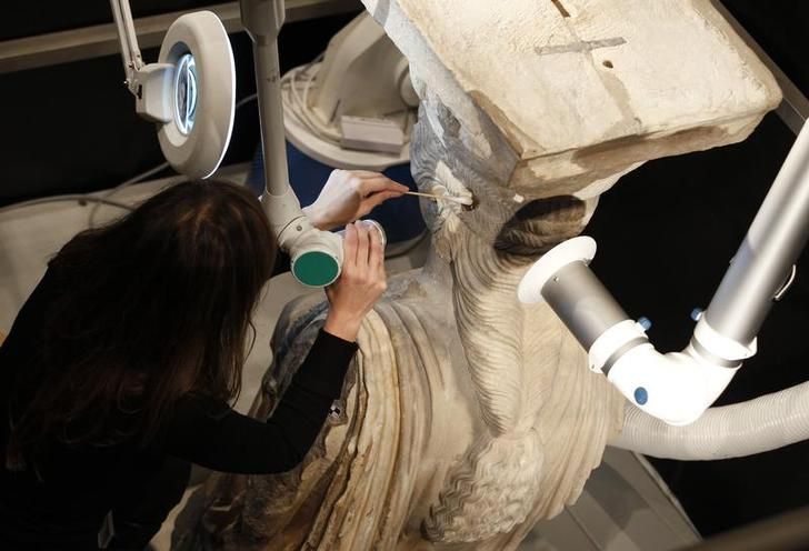 Travail de conservation sur une cariatide