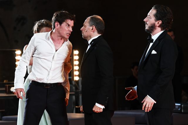Loïc Corbery, Denis Podalydès et Guillaume Gallienne pendant une répétition de la pièce "Les damnés" au Festival de théâtre d'Avignon 2016.