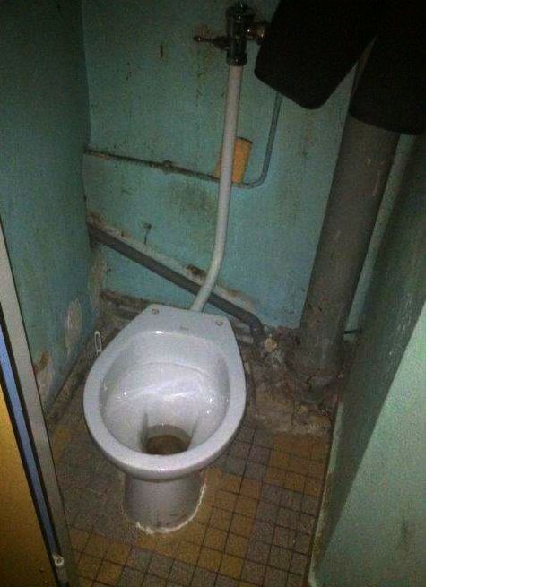 Toilettes dans une cellule de la prison de Fresnes