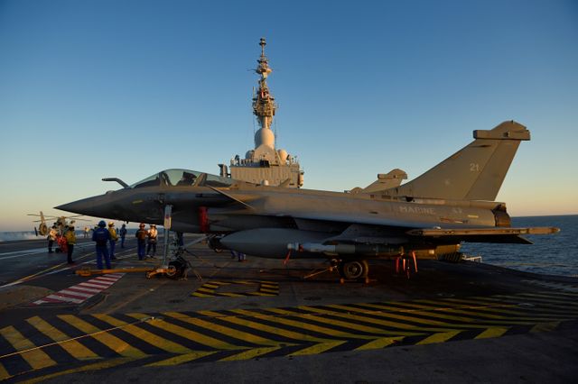 Un rafale avant son décollage du porte-avion Charles de Gaulle, le 30 septembre 2016