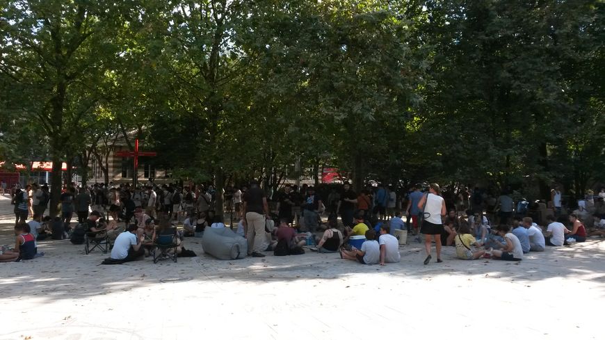 Des chasseurs de Pokémon au parc de La Villette à Paris