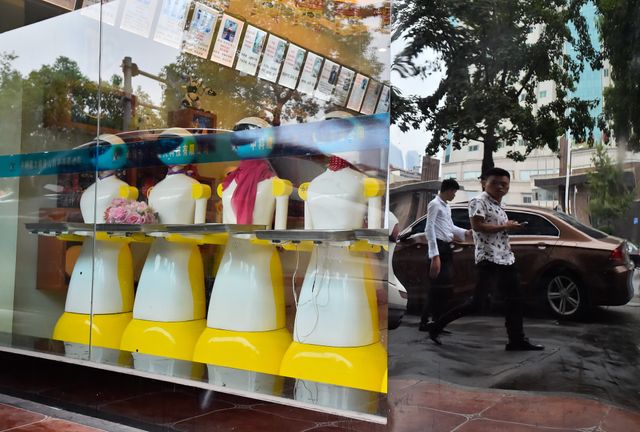 CHANGSHA, CHINE : un boutique de robots de service. Vente, réparation ou robots d'occasion