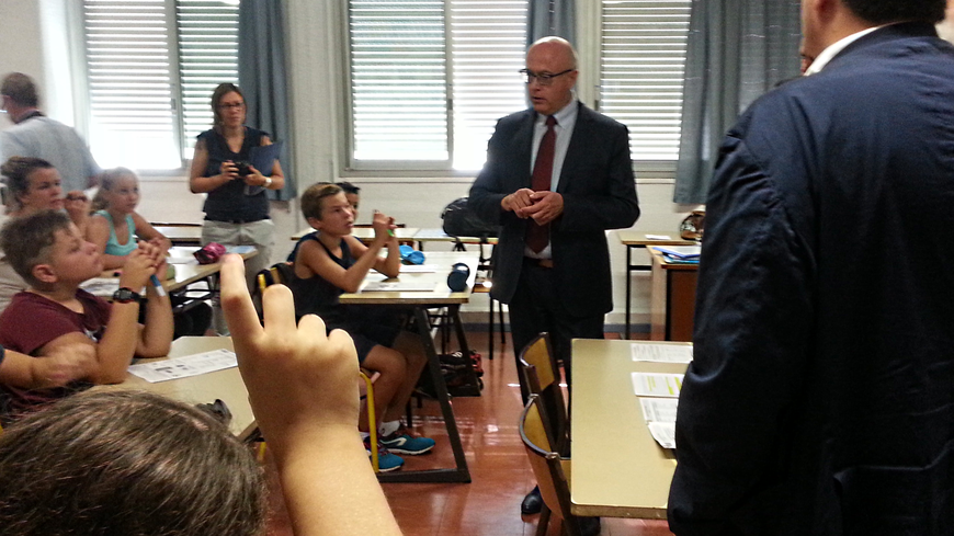 Le recteur d'Aix-marseile dans la classe de de 5° de latin-grec du collège Gauthier de Cavaillon