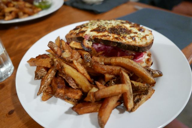 Croque-Monsieur et frites maison - Famille Uzès