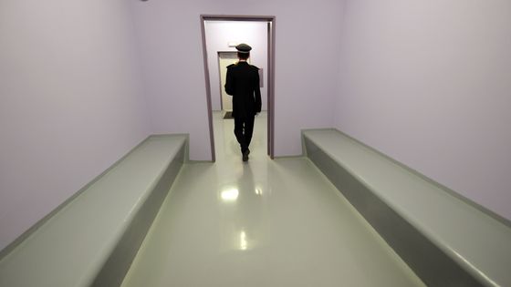 Un gardien de prison marche, le 7 juillet 2011, dans la salle de transfert de la prison de Lille-Annœullin. ©AFP - DENIS CHARLET