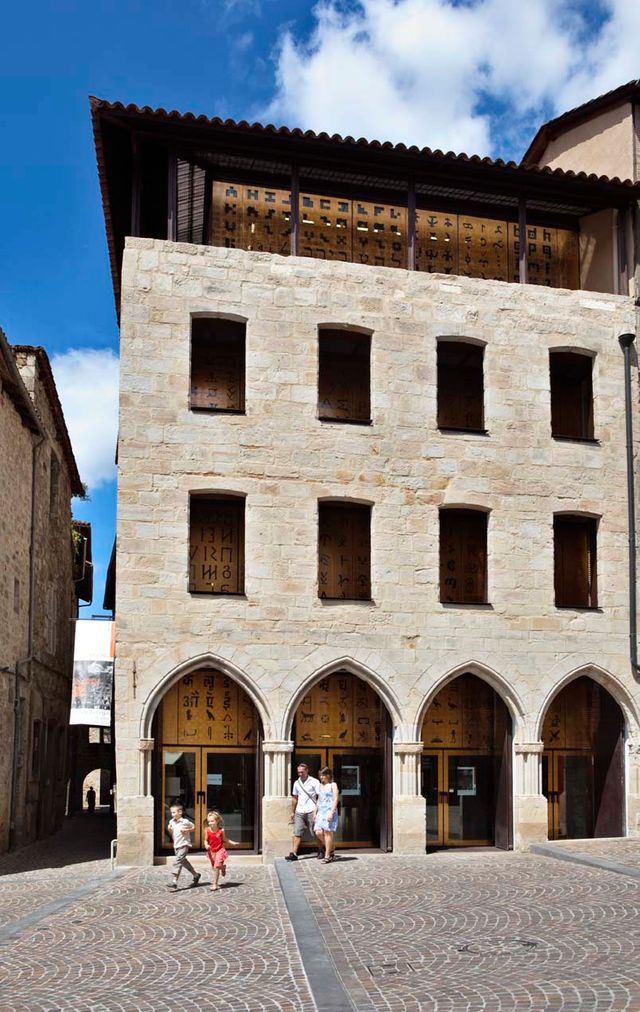 La façade aux mille lettres du Musée Champollion - P. di Sciullo (2007) architecte Moatti & Rivière