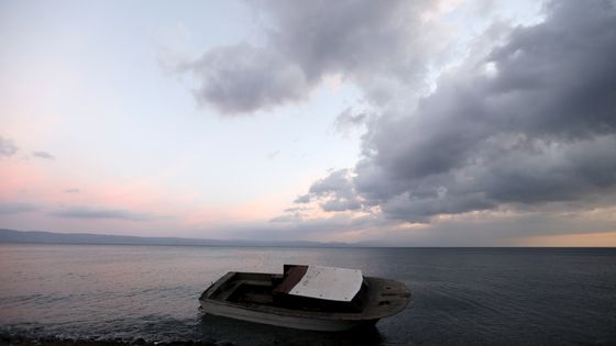 Un bateau sur l'île de Lesbos en novembre 2015 ©Reuters - Yannis Behrakis