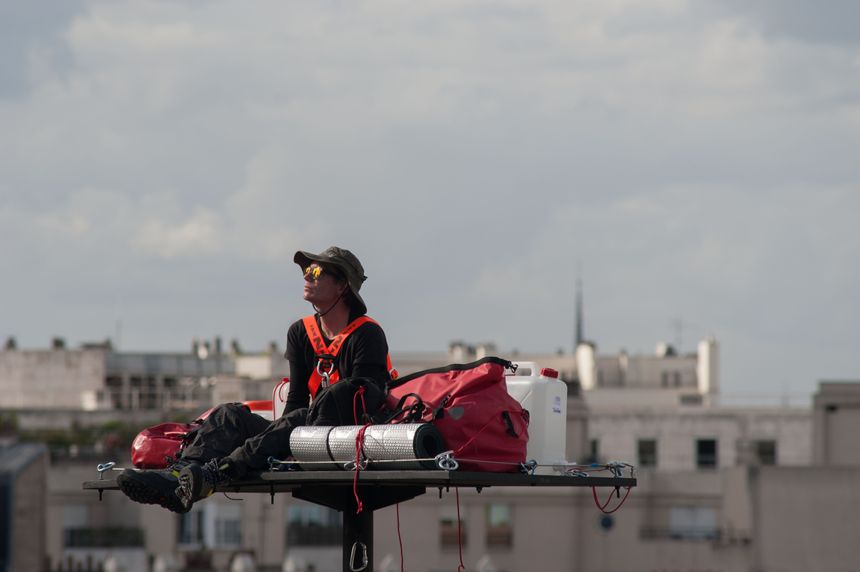 Abraham Poincheval, La vigie urbaine, 2016, Courtesy Semiose galerie, Paris
