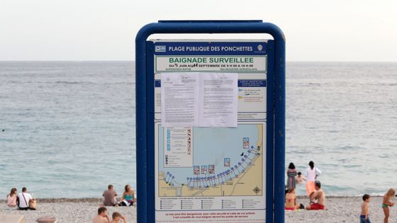 Un arrêté anti-burkini affiché à l'entrée d'une plage de NIce le 19 août 2016 ©AFP - Jean-Christophe Magnenet