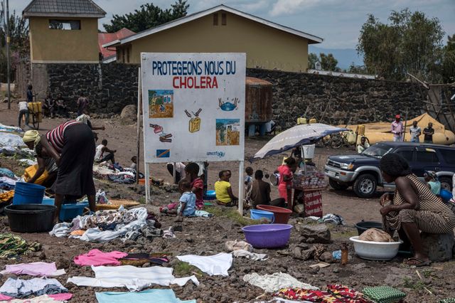 Une signalétique en français, « Protégeons-nous du choléra » est érigée sur la "Beach People" le long du lac Kivu à Goma (RDC)