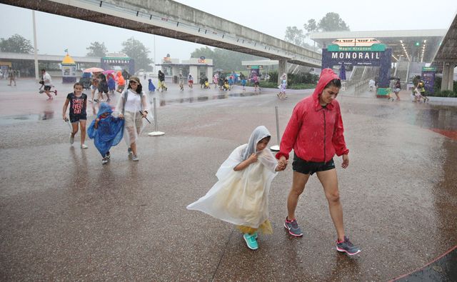 Frappé par les pluies battantes, le parc Disneyland de Floride a été évacué par le public