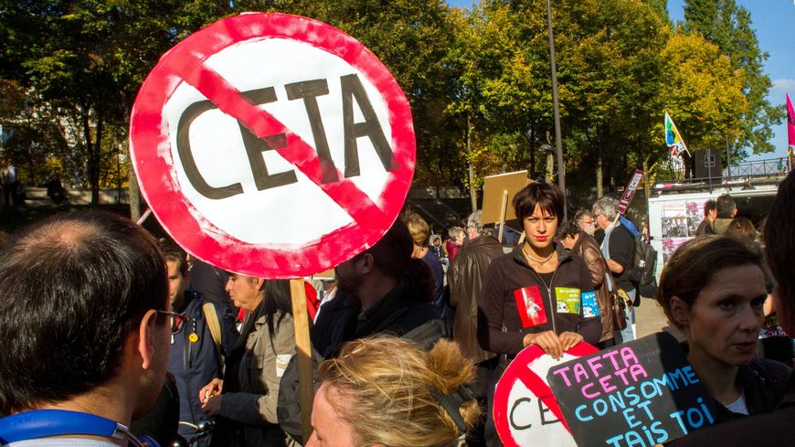 Une manifestation, le 15 octobre dernier, contre le Ceta, à Paris