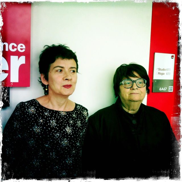 Brigitte Patient et Françoise Huguier devant le studio d'enregistrement à France Inter