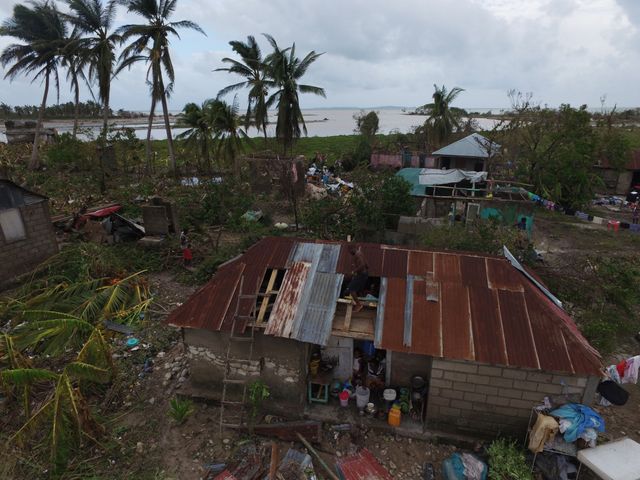Des habitants ont d'ores et déjà commencé à reconstruire leurs maisons