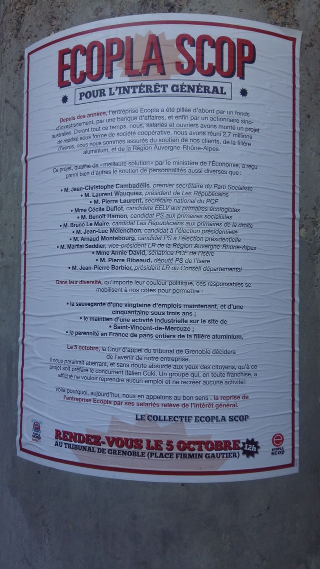 Affiche devant le Tribunal de Grenoble